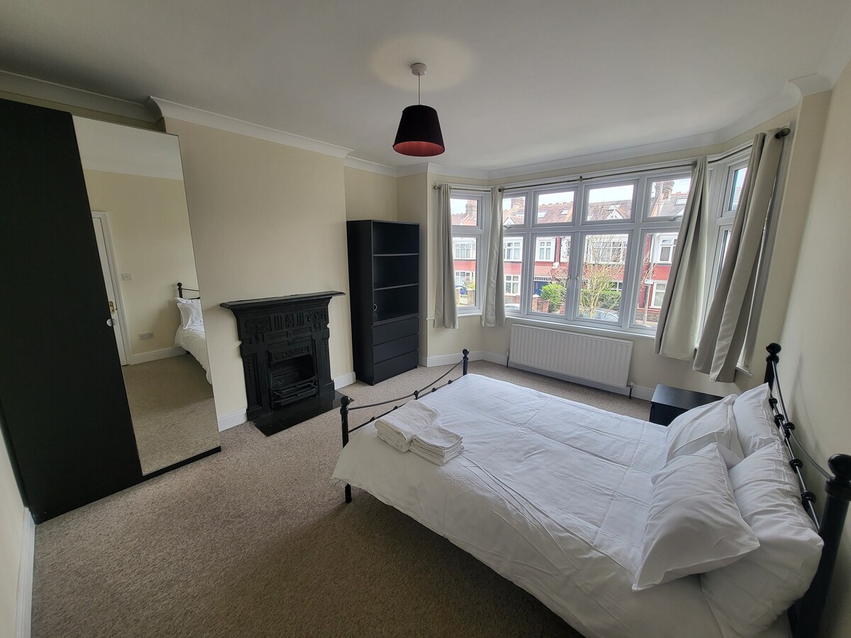 Spacious Central 5 Bedroom House by Tube Station