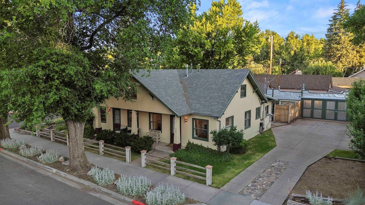 Stylish & Cozy Downtown 2 Bedroom Unit w/ Hot Tub