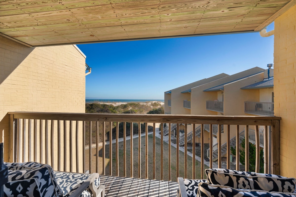 QB4: Oceanfront townhome, quick walk to the beach