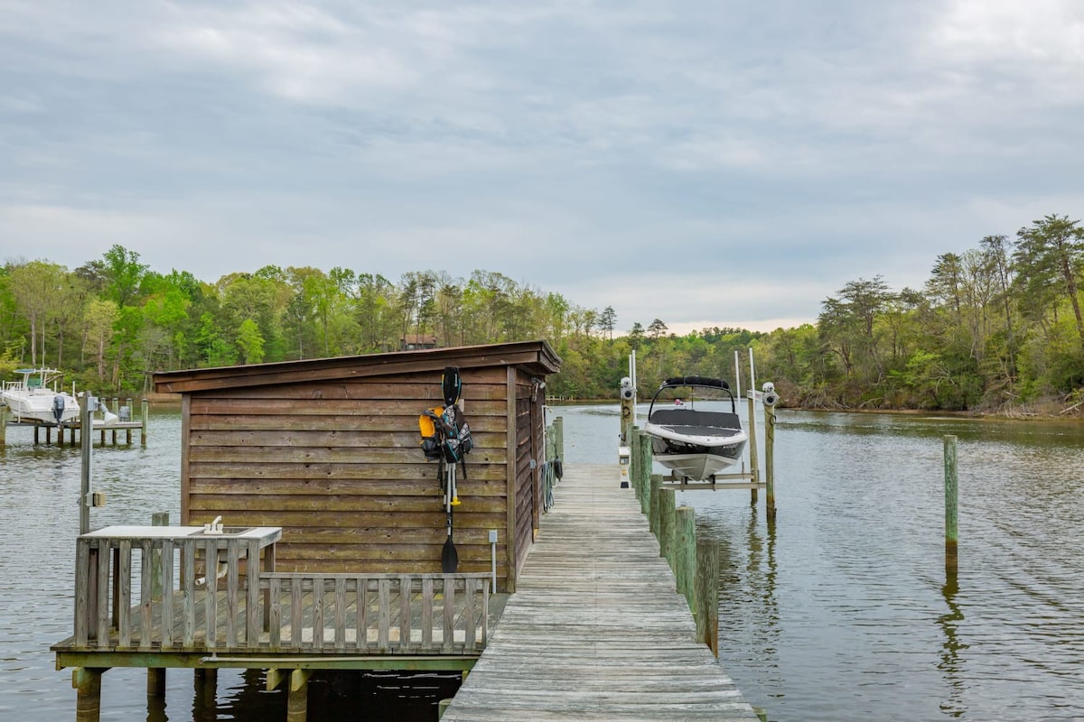 Waterfront River Escape w/ Pool, Kayaks, Detached