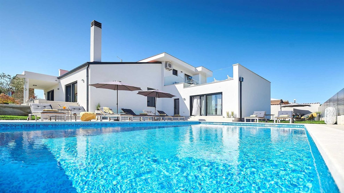 Beautiful luxurious poolside villa near Buje