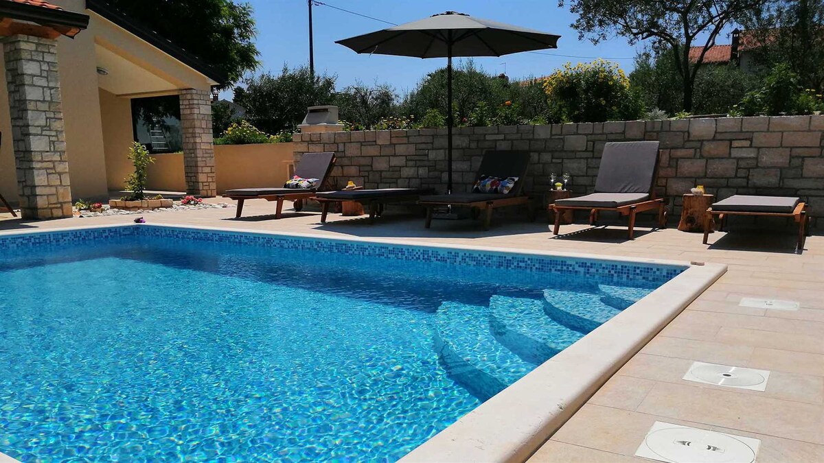 Traditional Istrian villa with a pool near Umag