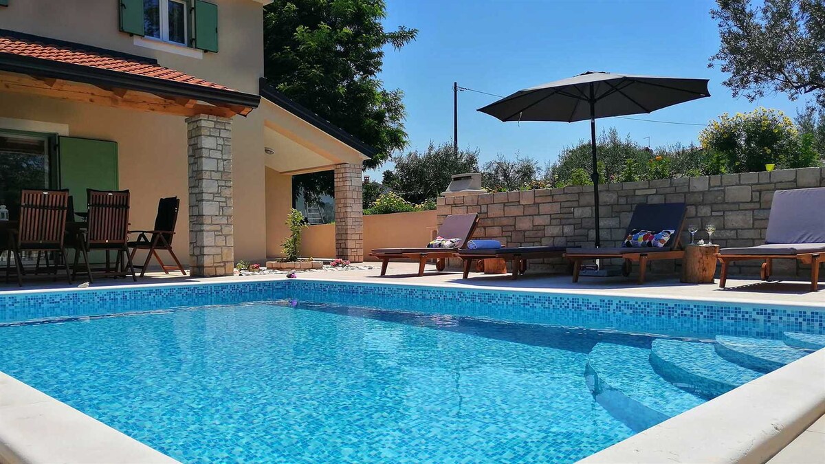 Traditional Istrian villa with a pool near Umag