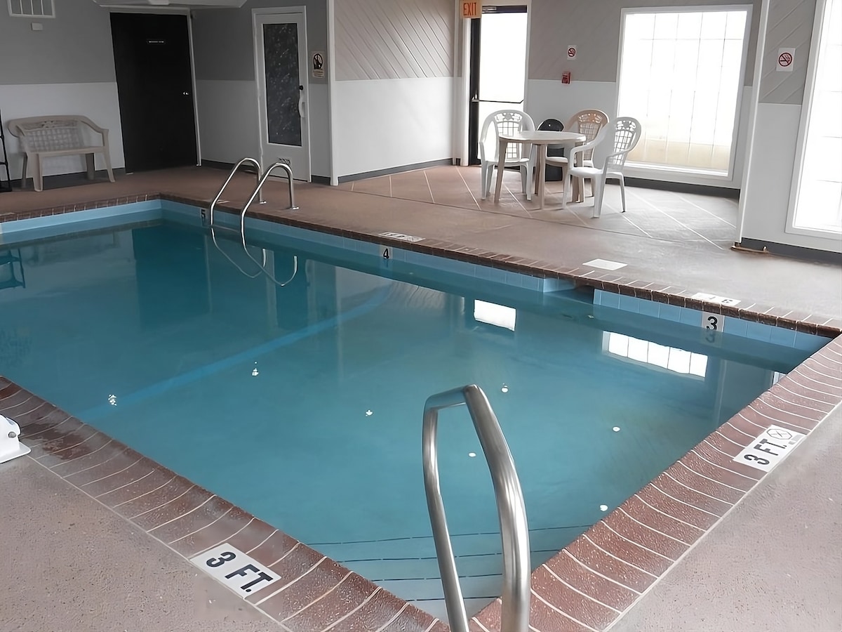 Quick Escape to Lexington! w/ Pool, Free Parking!