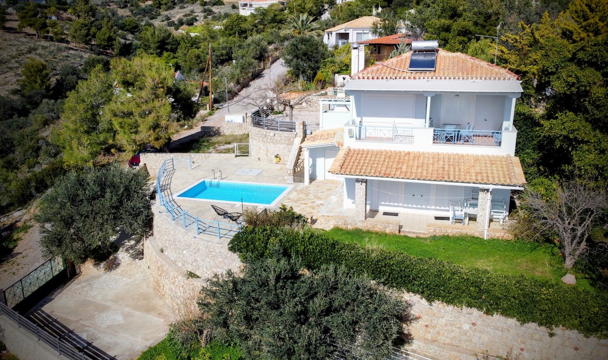 Villa, pool & seaview, a short drive to the beach