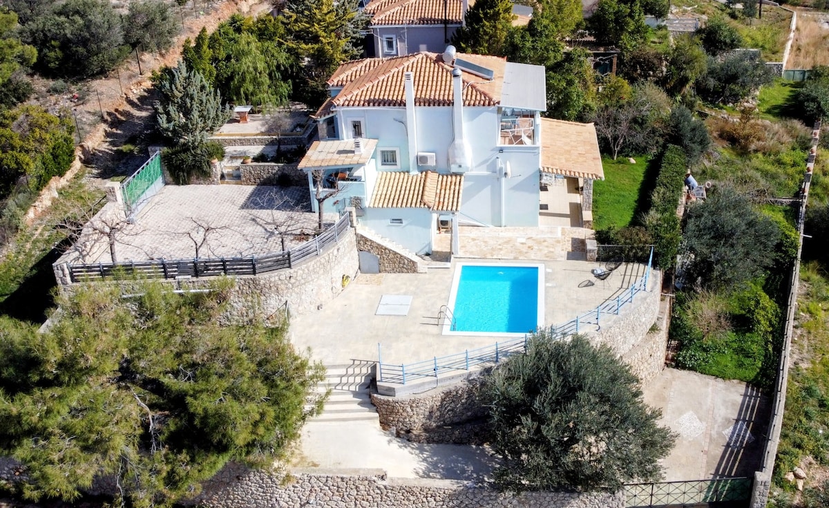 Villa, pool & seaview, a short drive to the beach