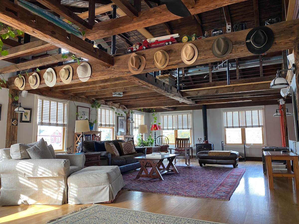 Magical Post and Beam Loft Downtown Newport!