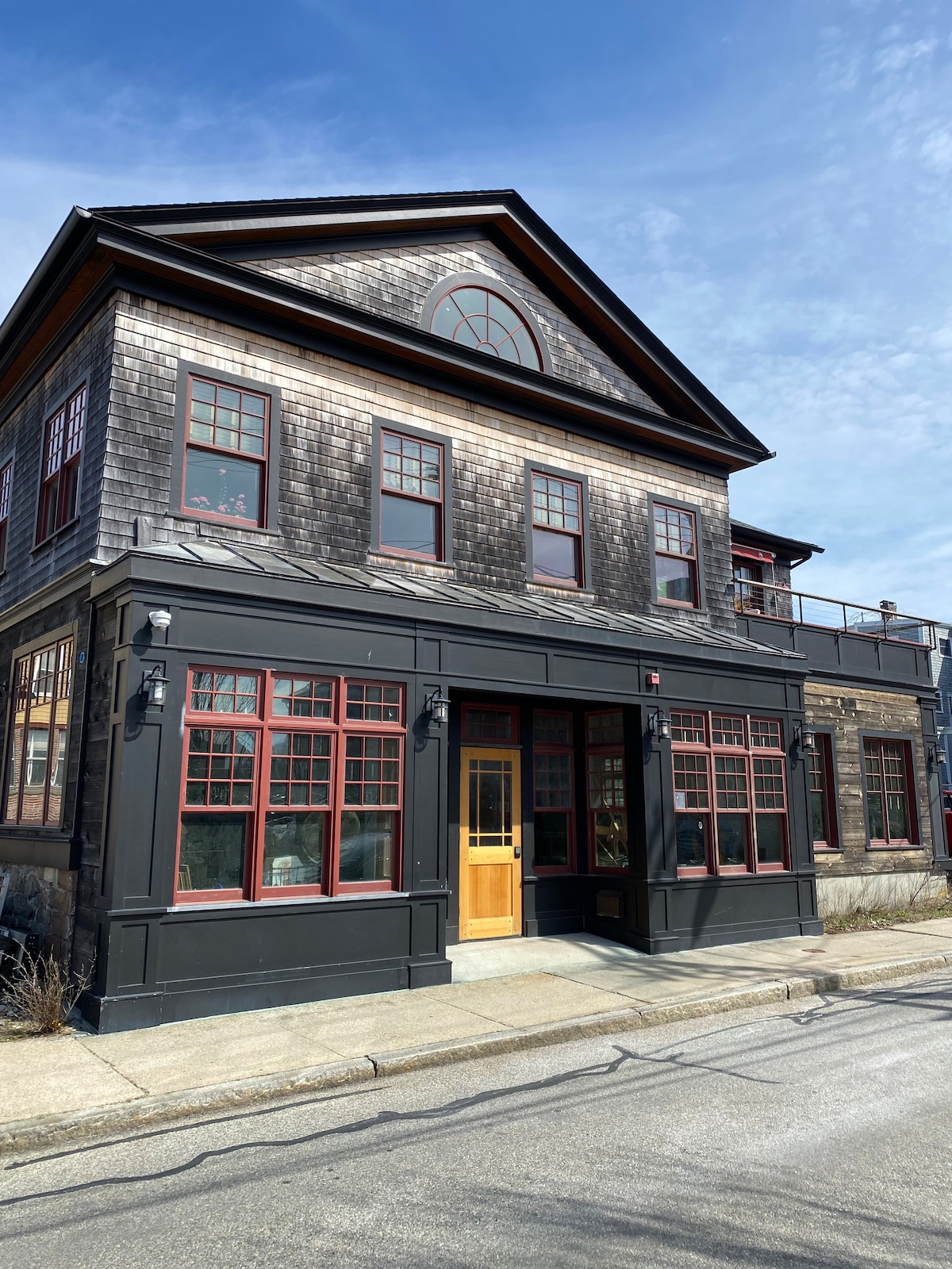 Magical Post and Beam Loft Downtown Newport!