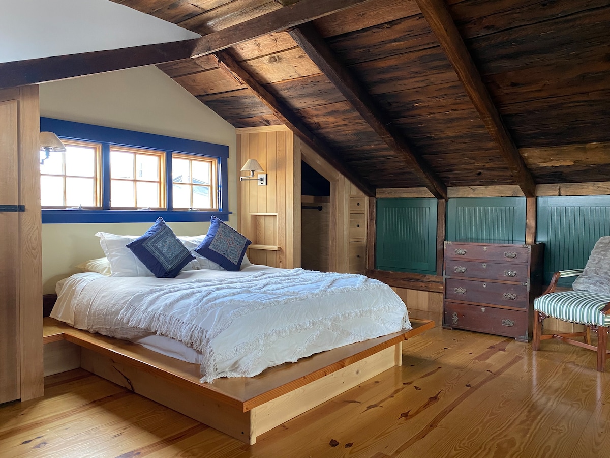 Magical Post and Beam Loft Downtown Newport!