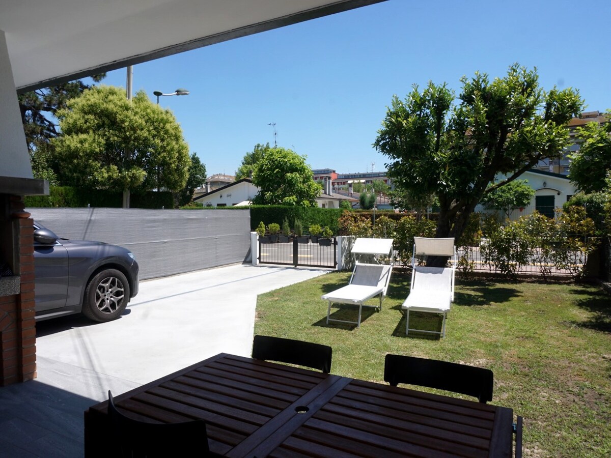 Beachside Villa: private garden, modern comfort