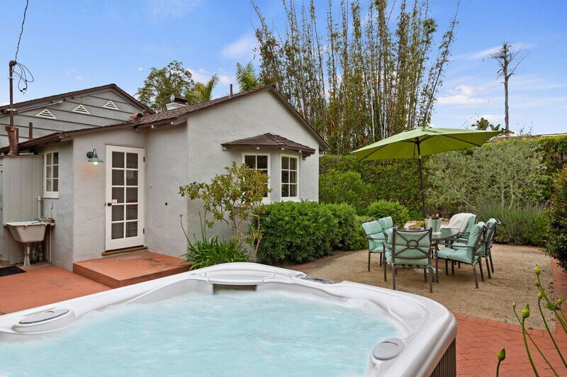 Spacious retreat mere minutes from Butterfly Beach