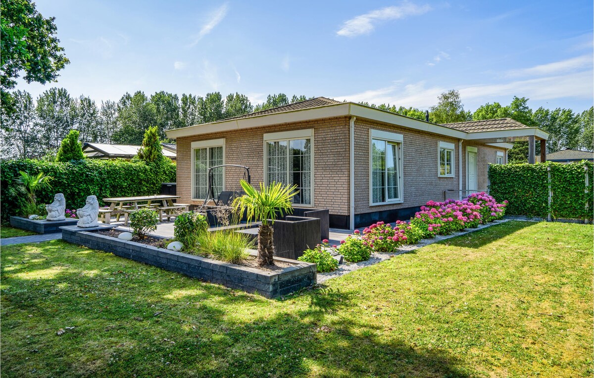 Awesome home in Heinkenszand with WiFi