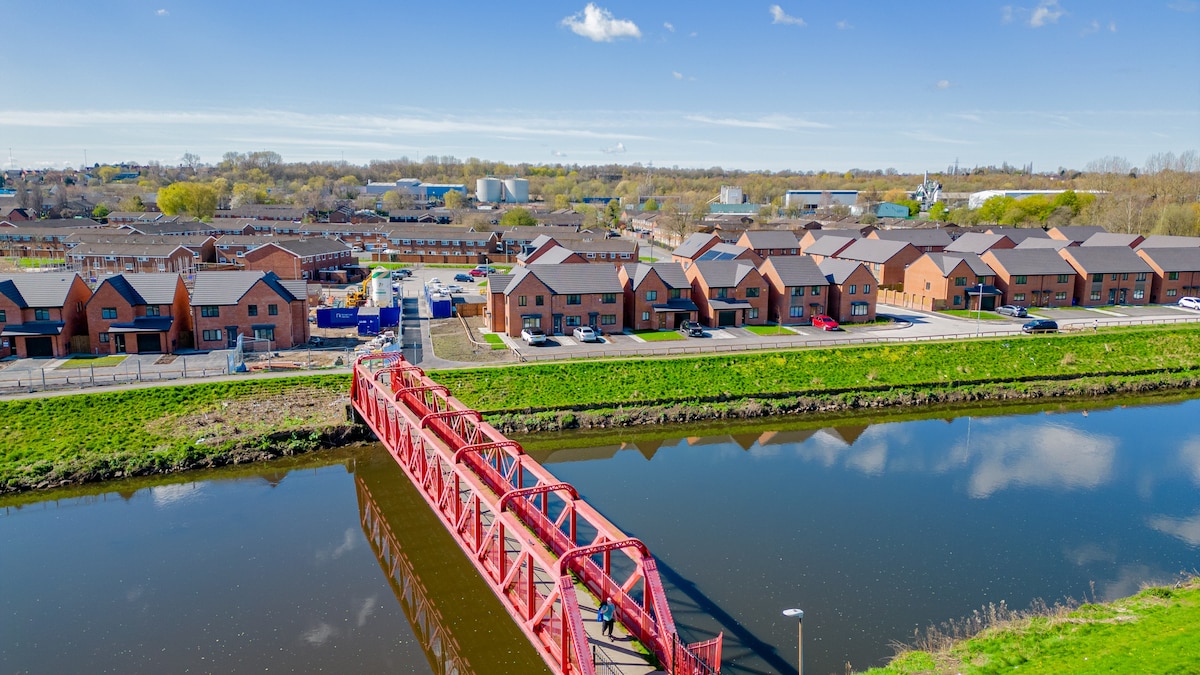 Stunning 2-Bed House in Manchester with canal view