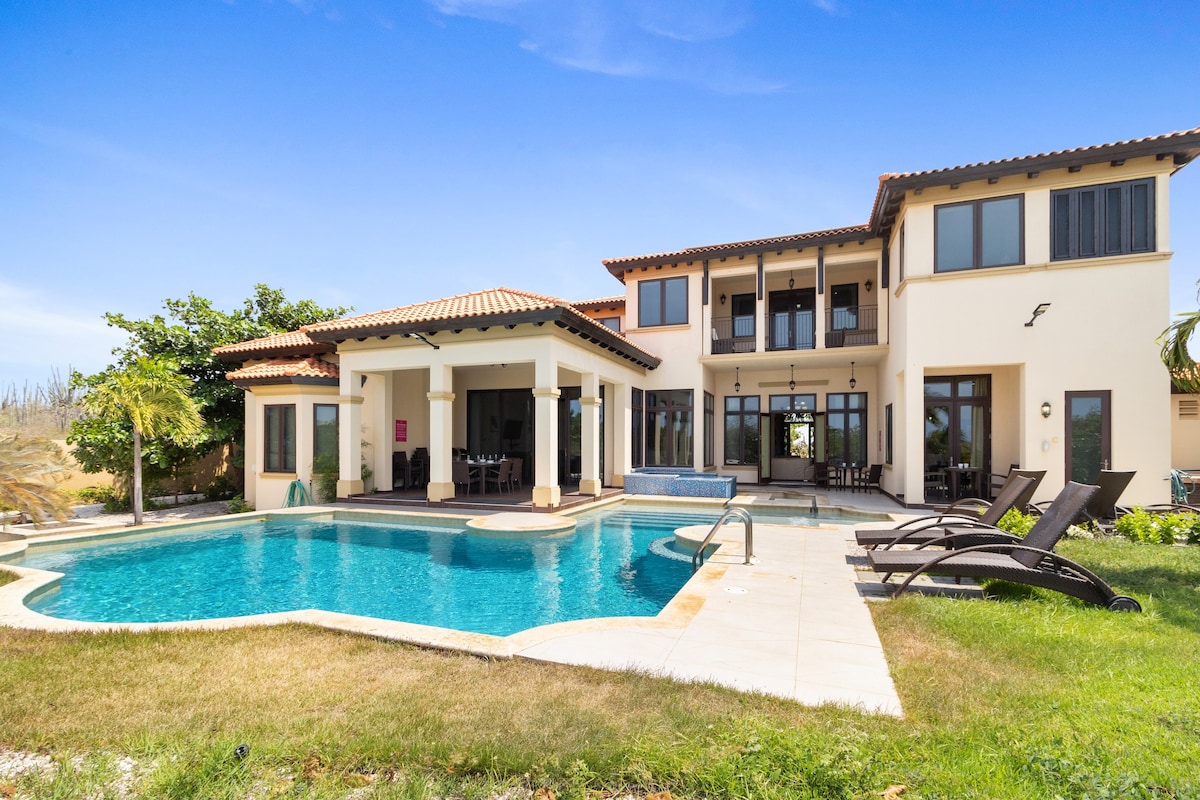 Luxury Haven: 5BR Villa With Pool and Ocean Views