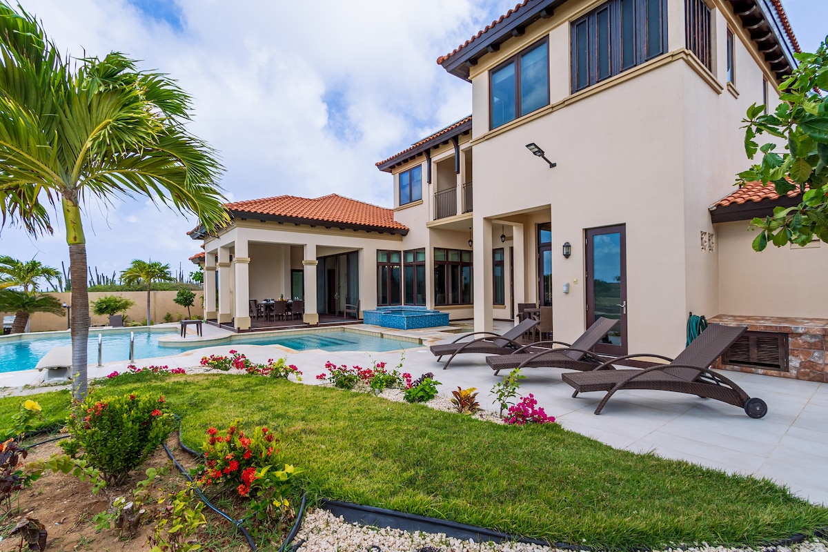 Luxury Haven: 5BR Villa With Pool and Ocean Views