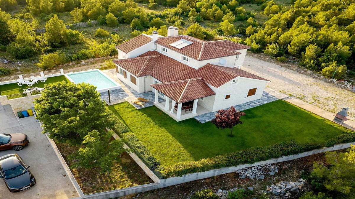 Lovely poolside villa in Dubrava