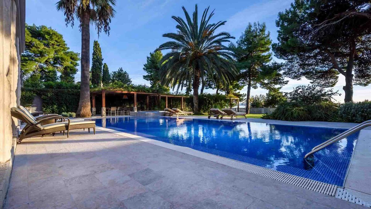 Luxurious villa with swimming pool in Split