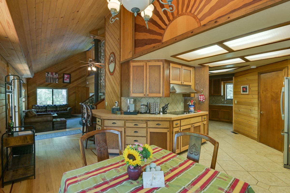 Welcoming ‘Cole Ridge Chalet’ in Kelseyville!