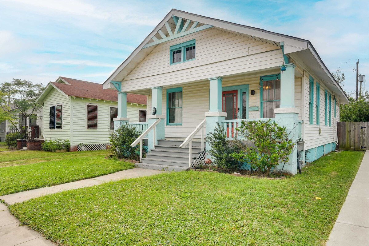 Quaint Galveston Home w/ Deck - 4 Blocks to Beach!