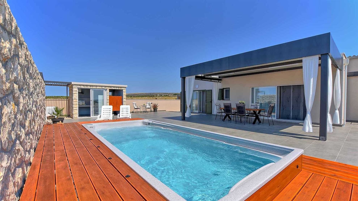 Luxurious and modern villa on the island of Pag