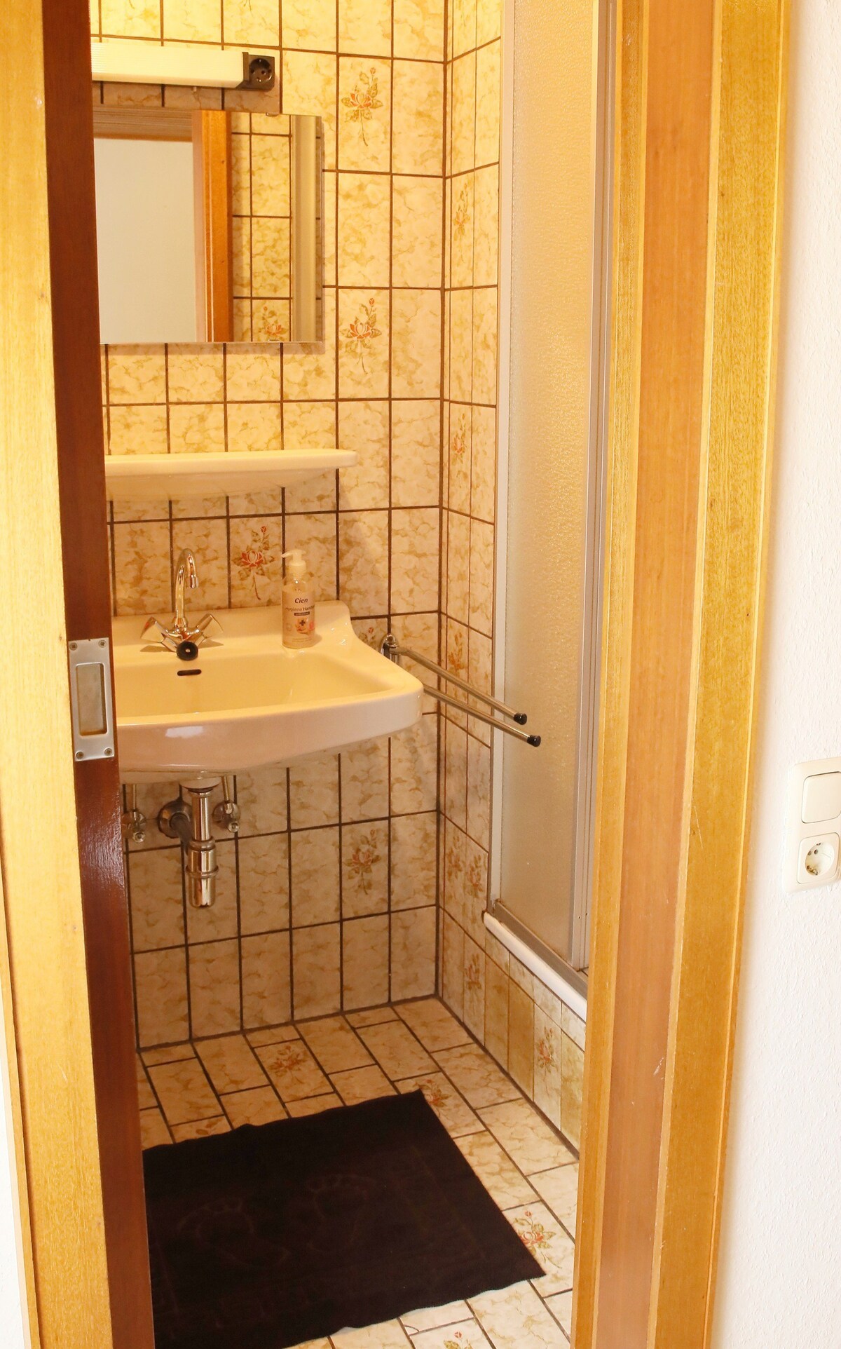 Triple room-Signature-Ensuite with Shower-Street V