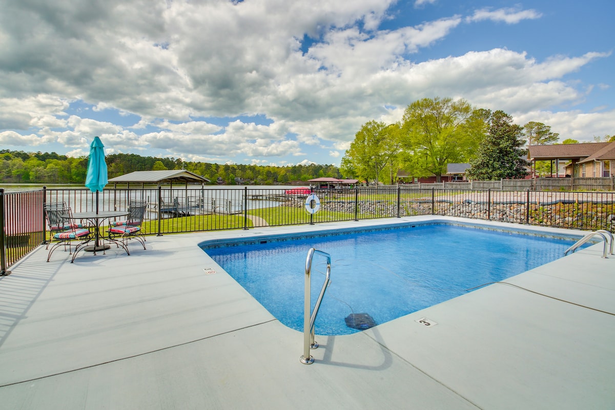 Stunning Lake Hamilton Getaway w/ Hot Tub!