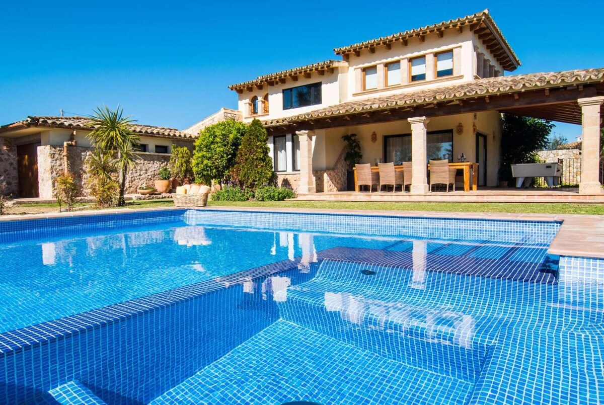 Large pool,Jacuzzi,4 beds, aircon, country villa