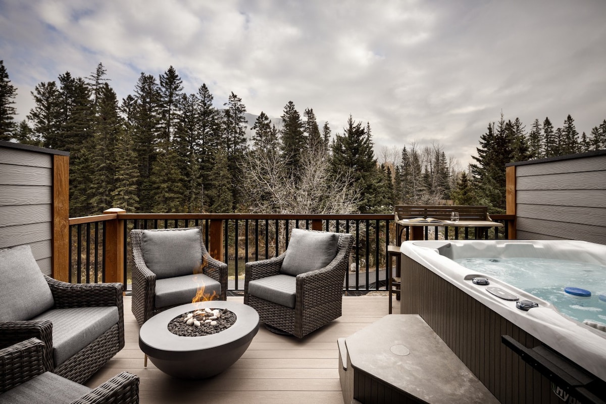 Private Hot Tub, Luxury Lodge Townhome