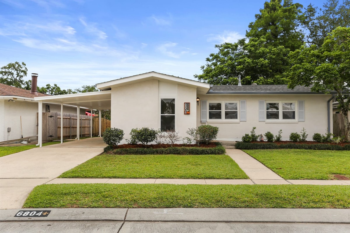 Free-standing Beauty w Covered Parking and Yard