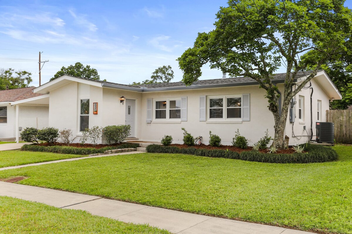 Free-standing Beauty w Covered Parking and Yard