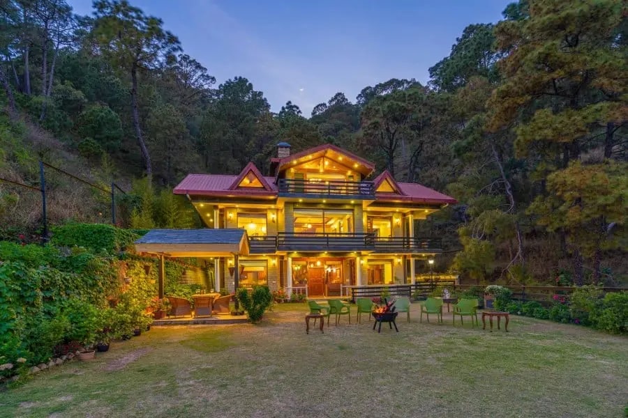 Secluded, B/R Villa with Open Deck and Scenic View