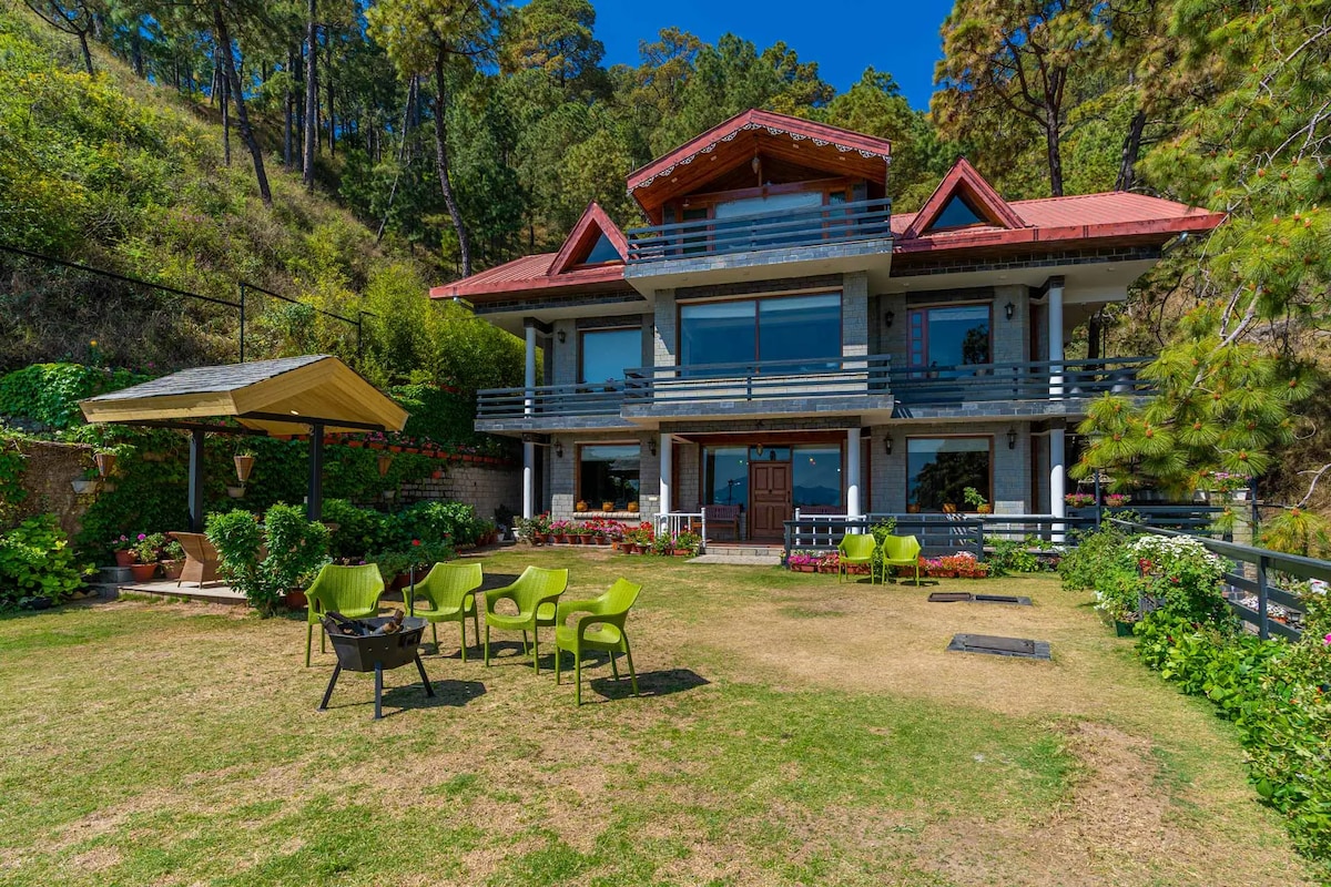 Secluded, B/R Villa with Open Deck and Scenic View