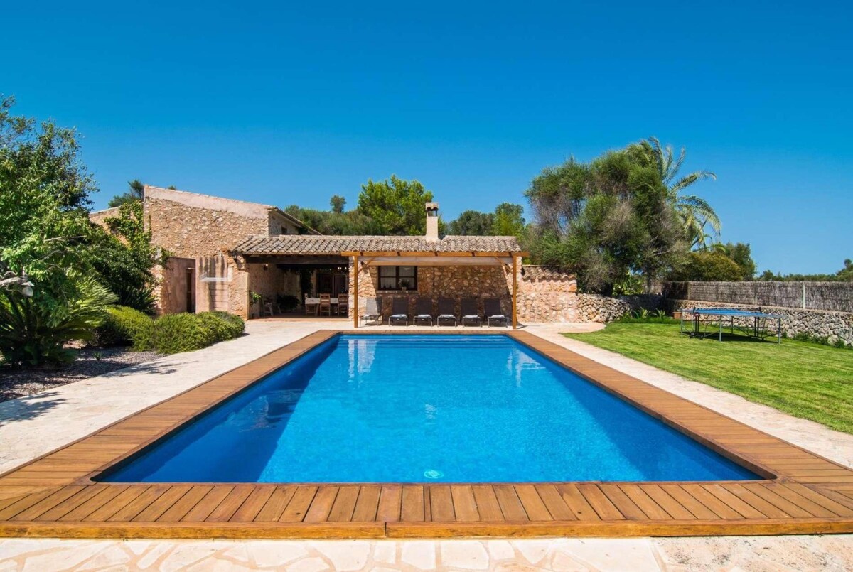 Great outdoor kitchen and dining area!