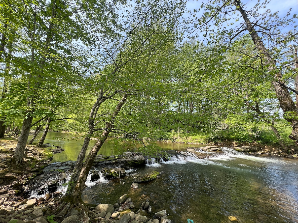 河畔瀑布小屋