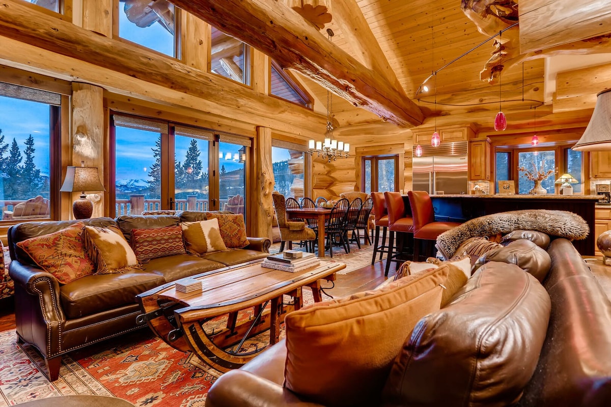 Custom log home, 4 en-suites, views, hot tub!