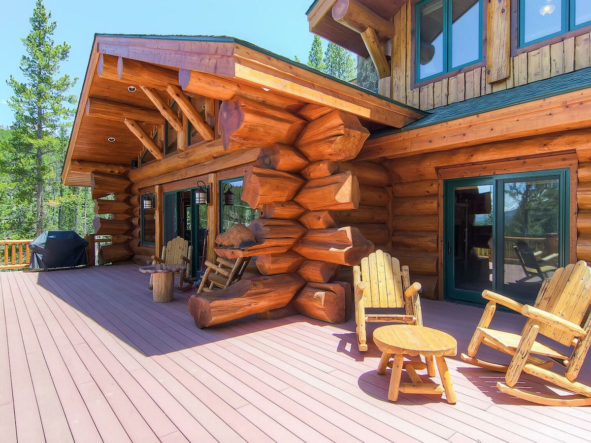 Custom log home, 4 en-suites, views, hot tub!