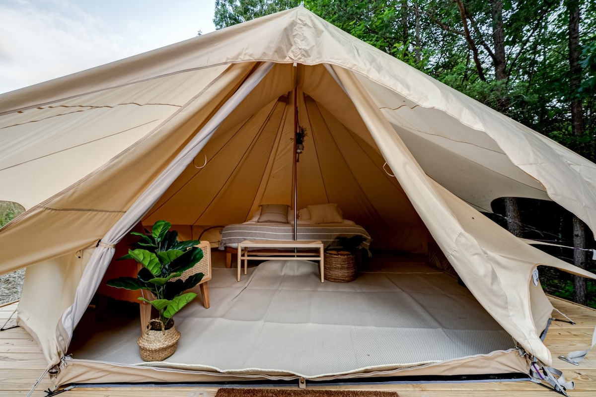 Dog Friendly Glamping for Two in Wooded Area