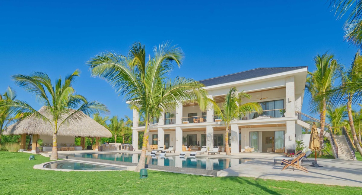 Luxury villa with heated pool/jacuzzi + full staff