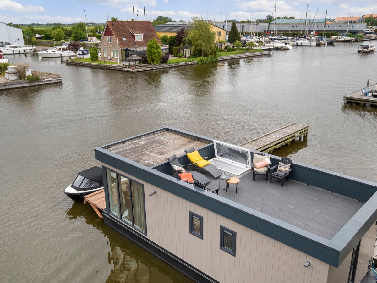 Harboursuite incl. boot by Interhome