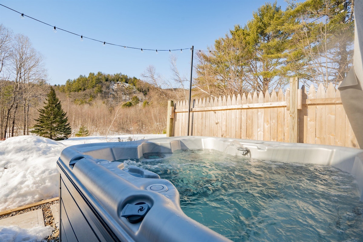 Sunday River Dome w/Hot tub, Game Room Bar, Views!