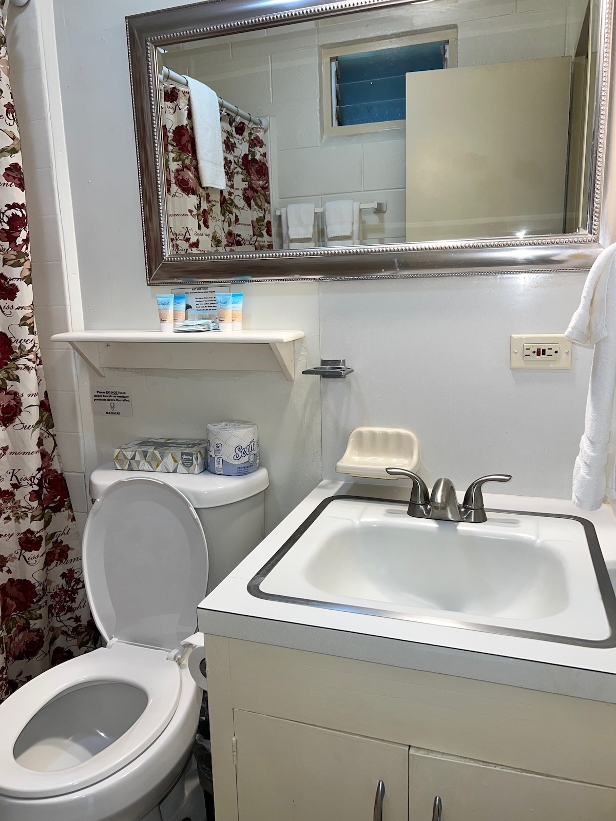 Studio-Deluxe-Ensuite-w/ kitchenette room 3