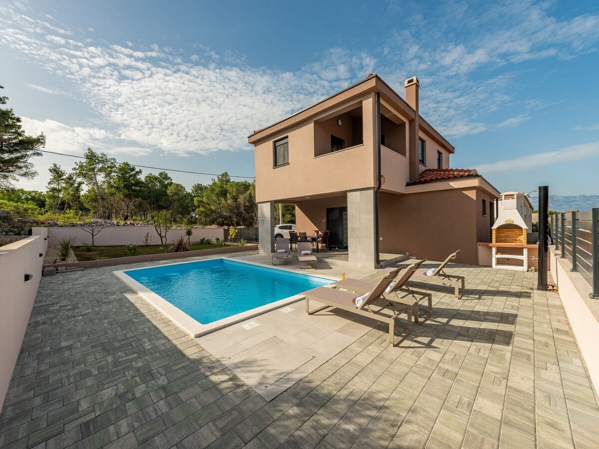 Villa NERO-Three Bedroom Villa with Swimming Pool