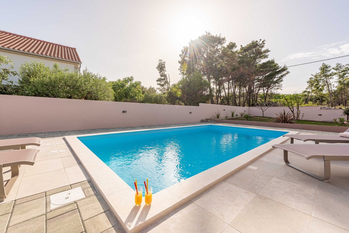 Villa NERO-Three Bedroom Villa with Swimming Pool