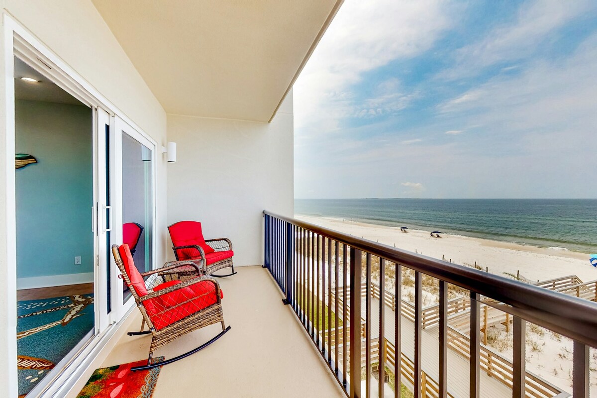 3BR beachfront corner condo with balcony & pool
