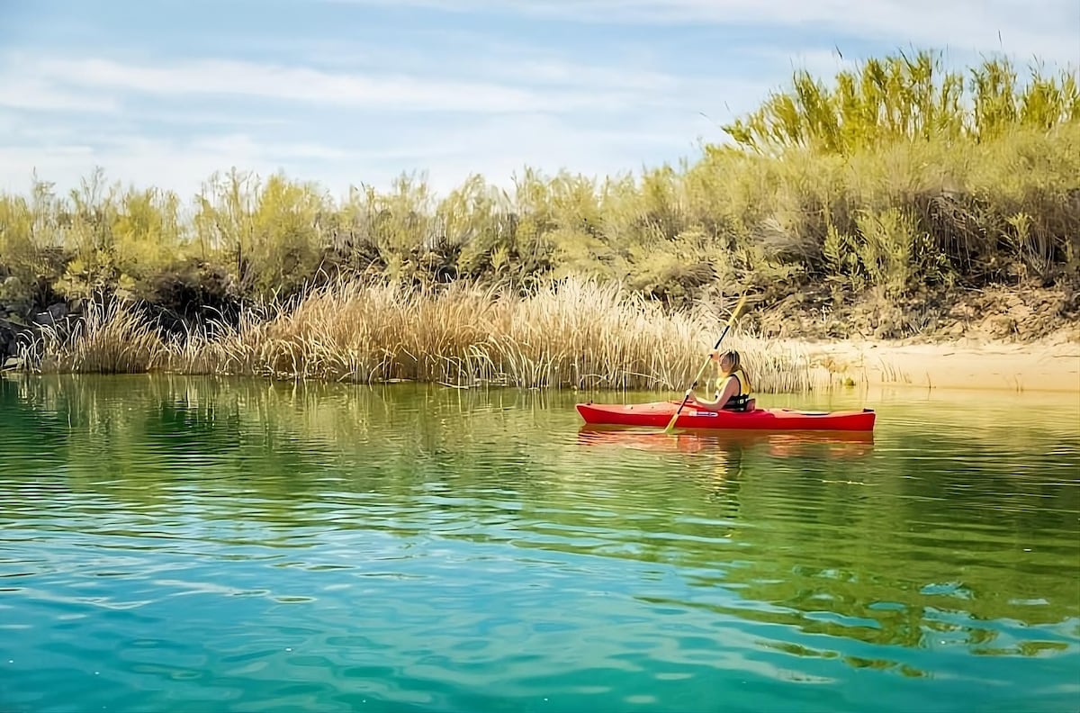 Just a few miles away from Davis Dam! With Pool!