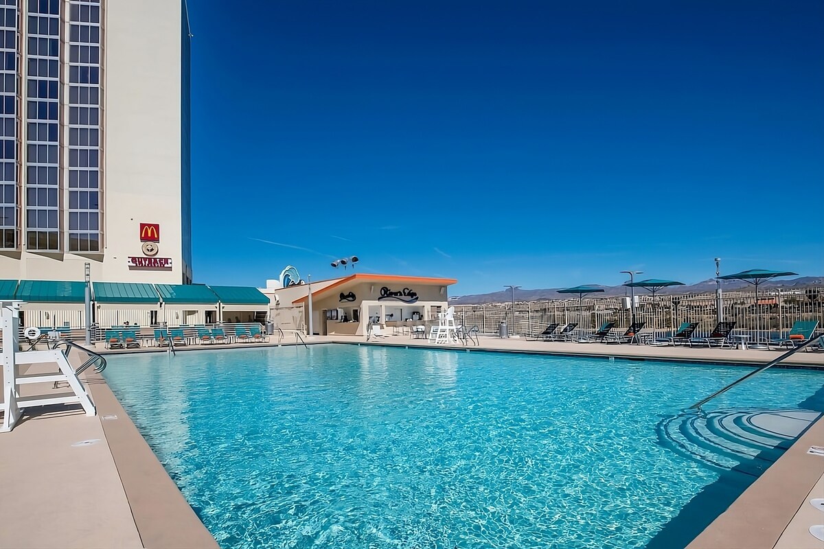 Just a few miles away from Davis Dam! With Pool!