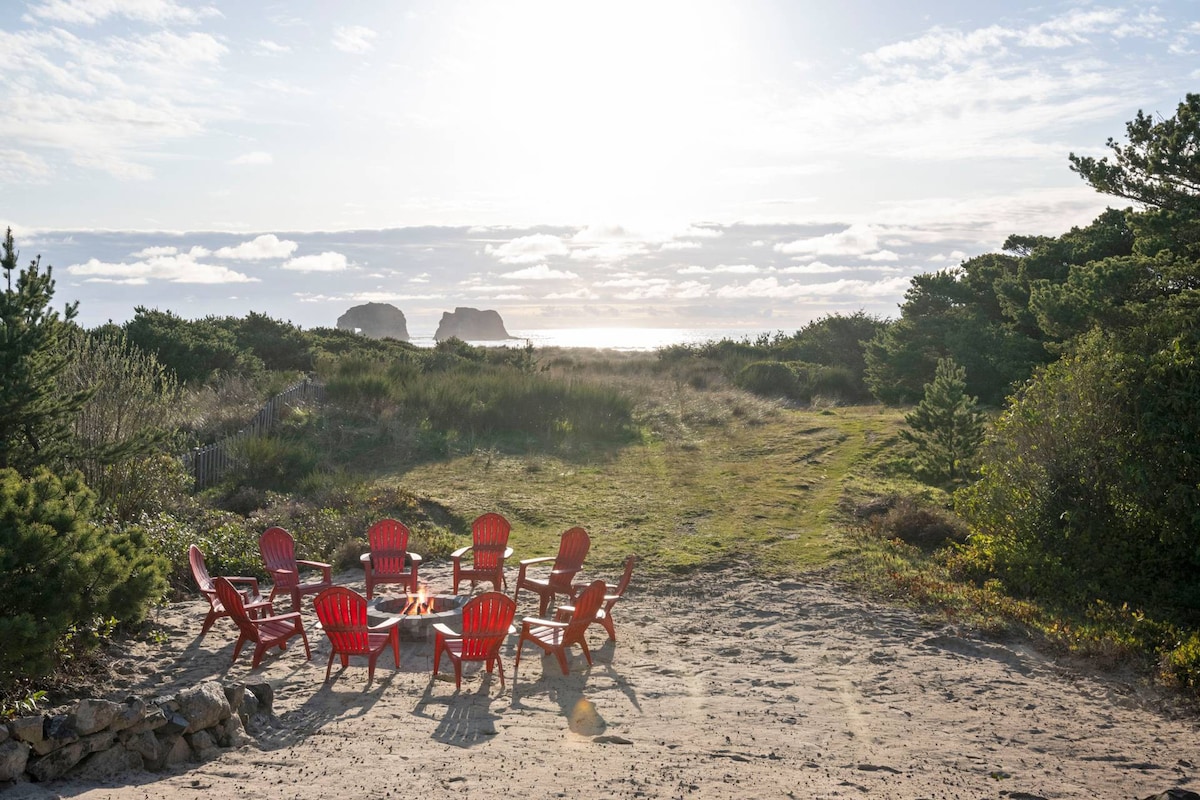 Oceanfront Views of Twin Rocks, Pets OK + Hot Tub