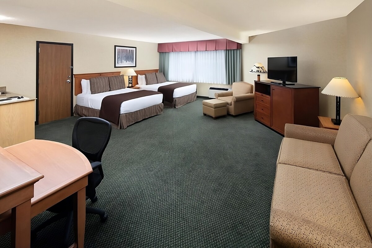 3 Comfortable Units! Indoor Pool & Airport Shuttle