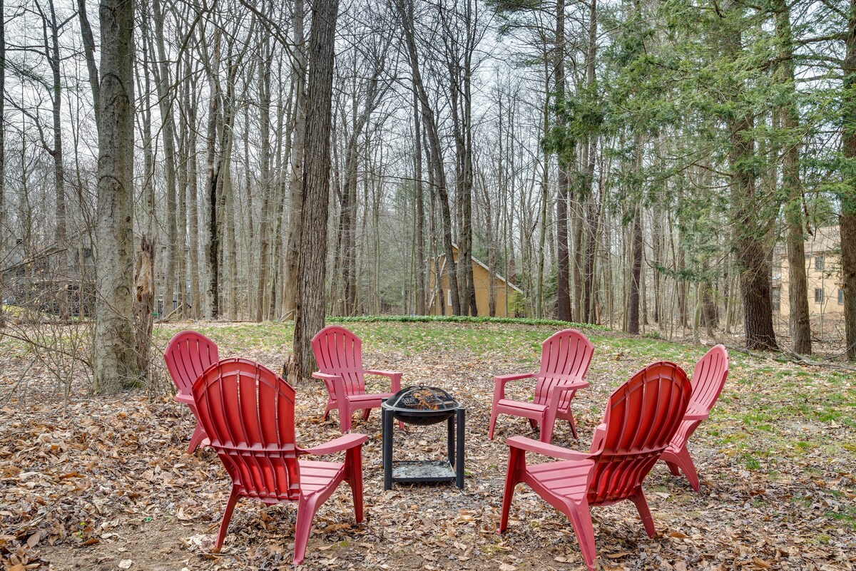 Serene Pocono Pines Home: 2 Mi to Lake Naomi Beach