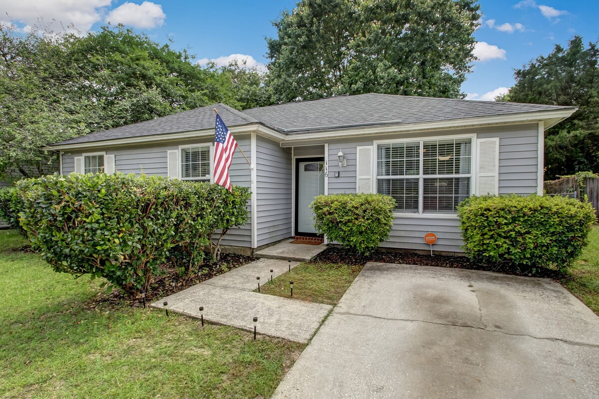 Covered Patio & Fenced Yard! Lovely in Laurelwood